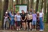 Młodzież i seniorzy przy tablicy